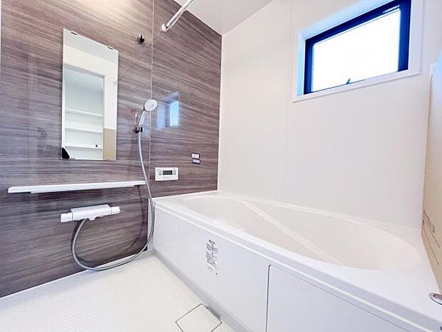 アクセントパネルを施した浴室。水はけがよくお手入れしやすいシステムバスです。