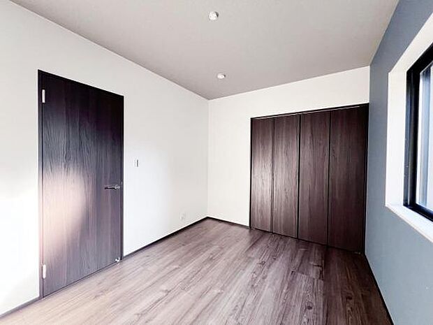 1階約6帖洋室は、居室ドア・収納扉・フローリングが同系色で、室内に落ち着きと安らぎを与えてくれます。