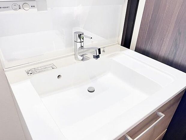 清潔感のある洗面台。洗面ボウル下の収納は引き出しタイプで、シャンプーなどのストックに便利です。