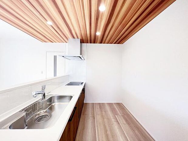 天井部分のデザインがスタイリッシュなキッチン空間です。