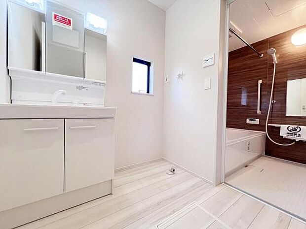 白を基調とした清潔感のあるランドリースペースはキッチンに近く家事動線に配慮しています。
