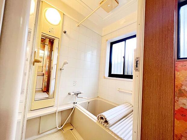 落ち着きのある浴室。窓があり、気になる湿気の換気が可能です。