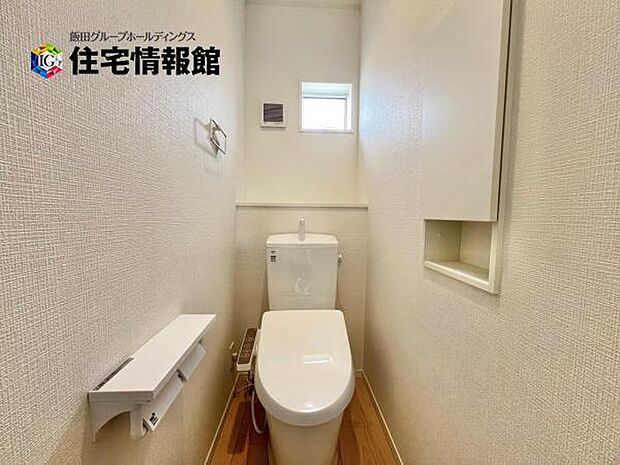 快適に使用できる温水洗浄便座付きトイレです。こまめな換気が可能な小窓があります。