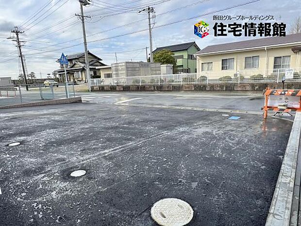 並列4台駐車可能なゆとりあるカースペースです(車種による)