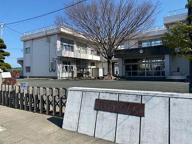 袋井市立浅羽南小学校まで約130m（徒歩2分）