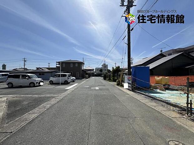 前面道路を含めた現地写真です。