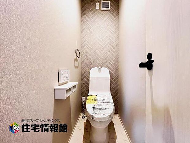 快適に使用できる温水洗浄便座付きトイレです。1階2階それぞれにトイレがあります。