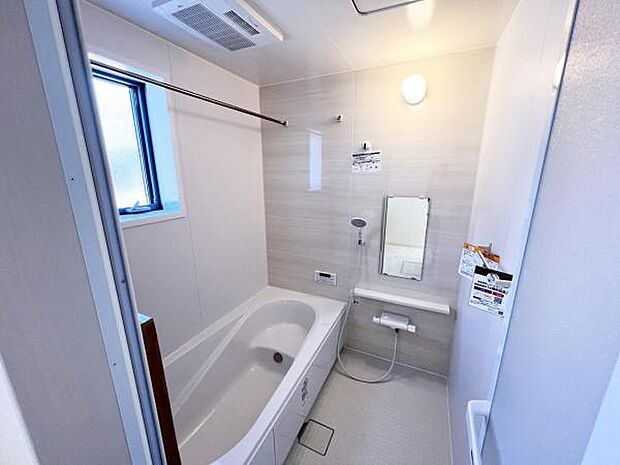 浴室には窓があり、気になる湿気の換気が可能です。