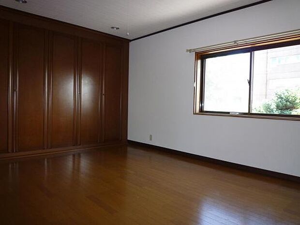 白色を基調とした室内にダークブラウンの建具がラグジュアリーな雰囲気の洋室。