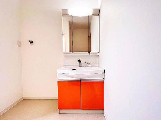 洗面台と洗濯機置き場です。洗面台は三面鏡としてもお使い頂けます。