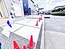 駐車場：駐車場です。前面道路との高低差も少なく、スムーズに出入りできます。