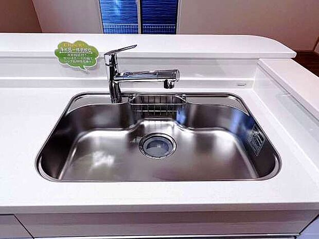 キッチンはシャワー水栓で、シンクの隅々まで洗浄できます。