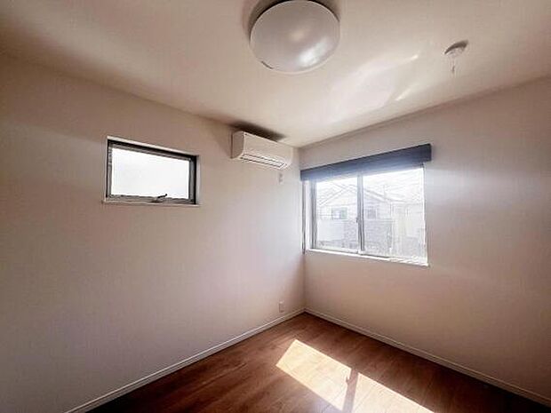 腰高窓で家具のレイアウトもしやすい洋室です。