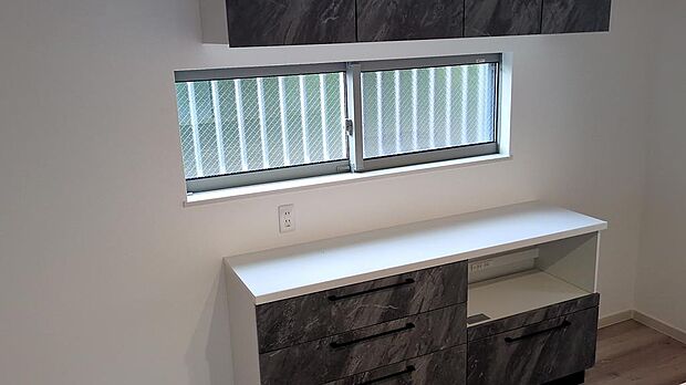 背面カウンターにも明るい窓が付いています