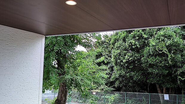 緑が見えるテラスでコーヒータイムが楽しめますね♪