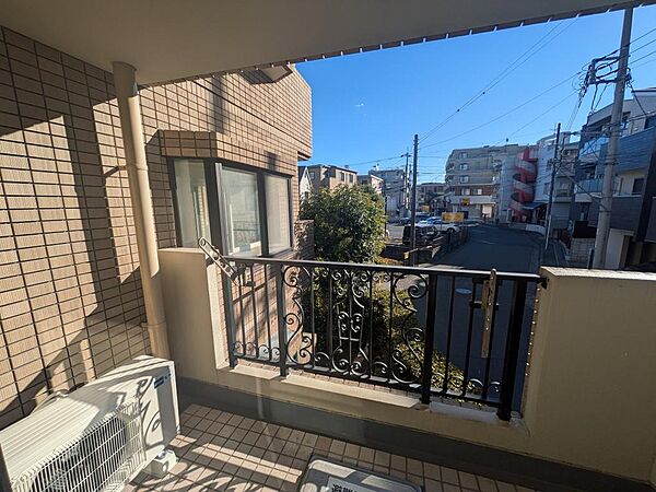 バルコニーは4面もあり、全室角部屋でどの部屋も明るいお部屋です。閑静な住宅街の景色が広がります。