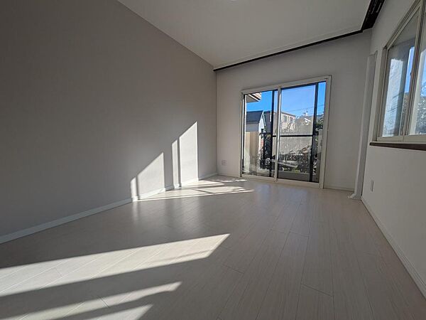 最南の洋室6帖　アクセントクロスでおしゃれな部屋に仕上がりました 　南向きで陽当たり良好