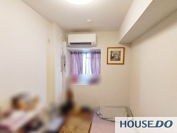 洋室です。窓に面しエアコンを備えた居室で家具を置きやすい造りです。