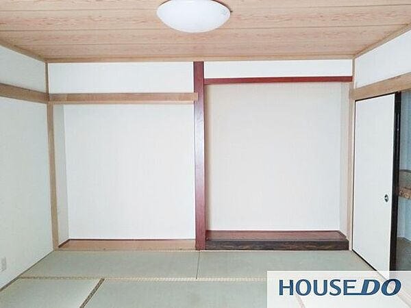 床の間と押入を備えた和室です。畳の落ち着きがあり客間としてもお使いいただけます。