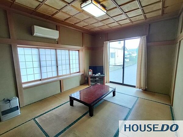 窓が大きく採光の良い和室です。