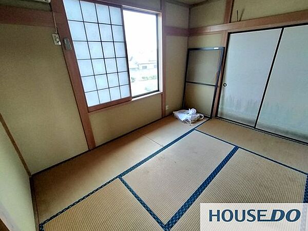 障子で仕切られた縁側のある和室です。