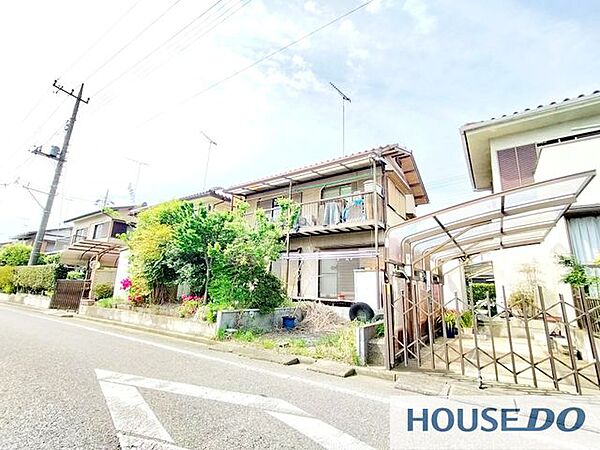 庭木があり陽当たりの良い外観です。