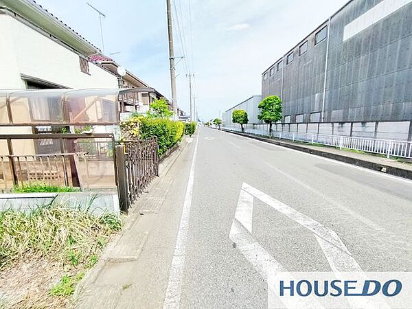 前面道路の様子が分かる外観写真です。