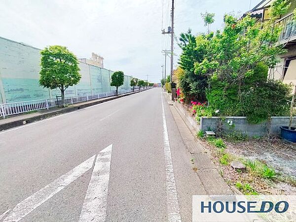 前面道路含めた周辺環境が分かる外観写真です。
