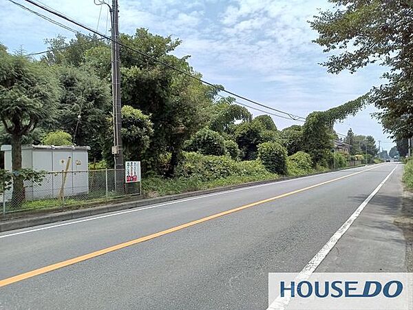 公道幅員8.2mの前面道路です。車の出し入れもしやすい環境です。
