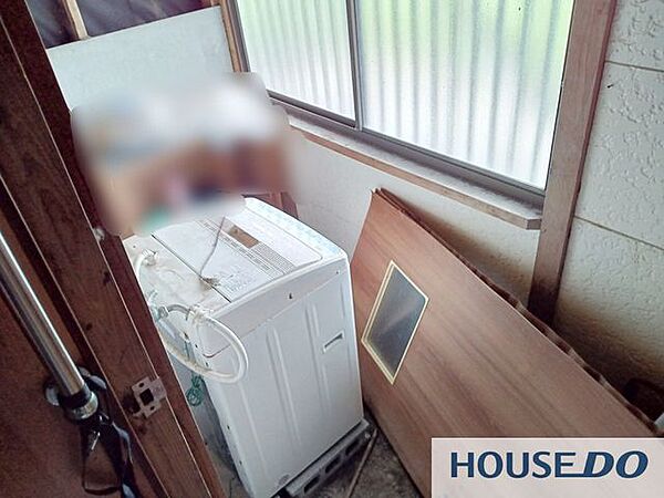 洗面と隣接した浴室入口です。