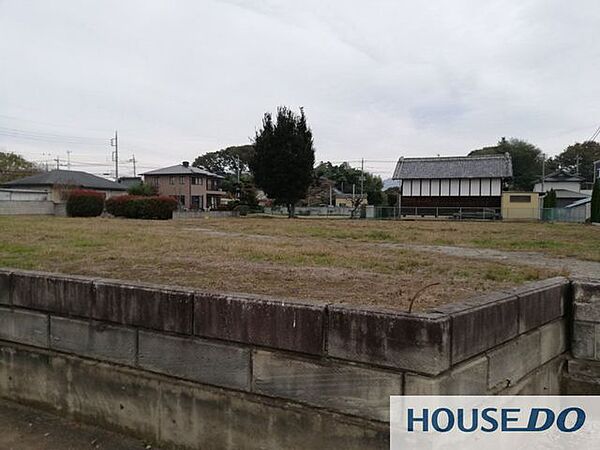 公道に長く接する敷地です。