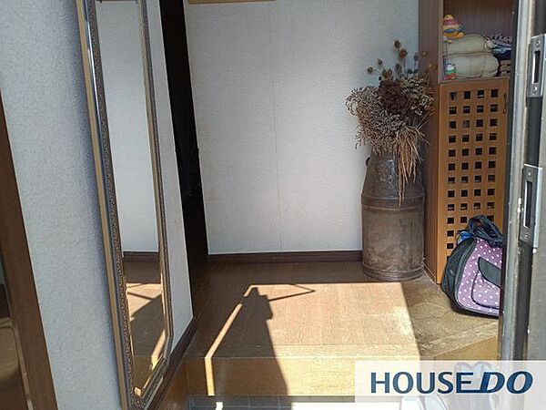 玄関内部です。たたきに広さがあり、来客時の靴の置き場所にも余裕があります。
