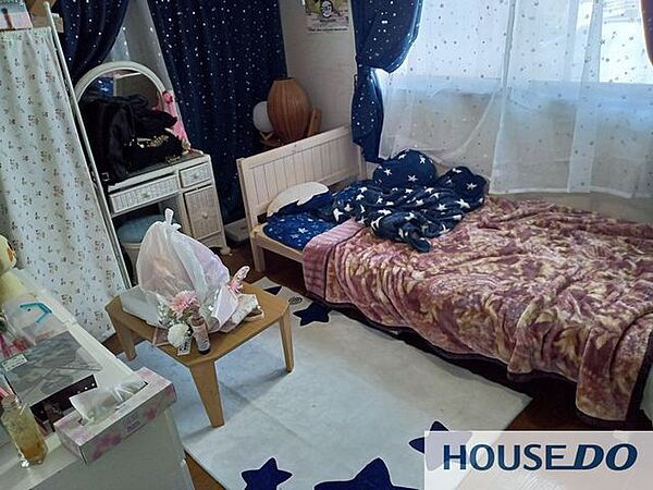 2階の洋室です。窓から日差しが入り、子供部屋や寝室としてお使いいただけます。