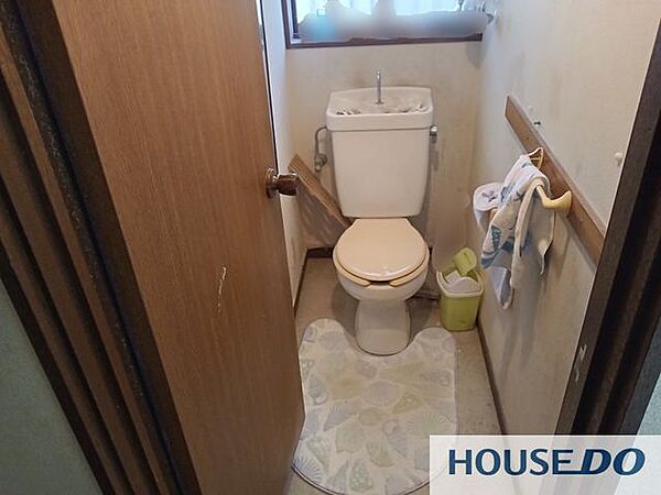 窓のあるトイレです。手すりが付いており、明るく換気のしやすい空間です。