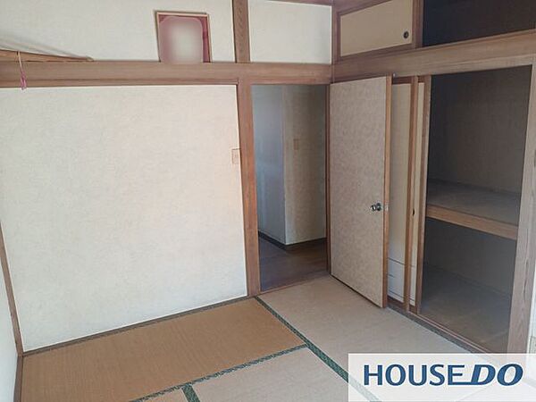 天袋と押入を備えた収納。季節物の収納にも役立つ容量です。