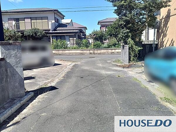 舗装された前面道路。見通しがよく車の出入りがしやすい環境です。