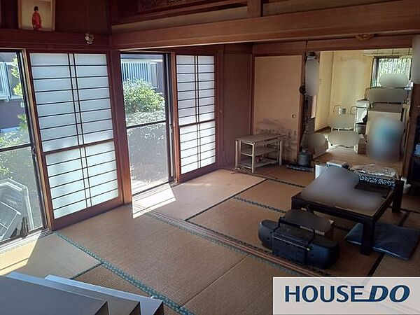 障子の掃出し窓が並ぶ和室。隣室と続けて広く使える造りです。