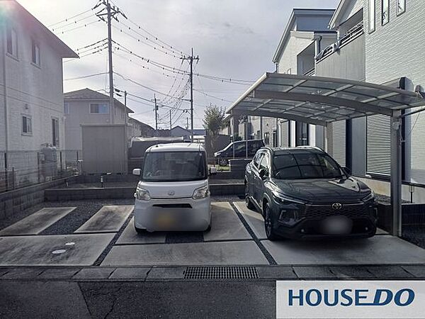 カーポート付きで2台駐車可能です。