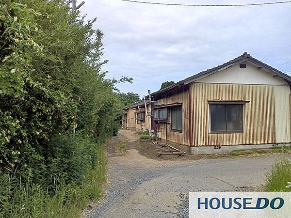 建物脇に接する私道の様子です。