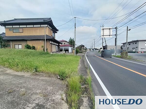 舗装された道路に面しており、車の出入りがしやすい立地です。