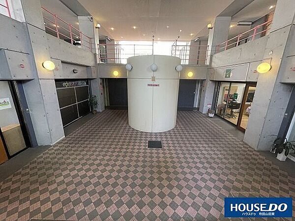 マンション内、店舗区画前のスペースです