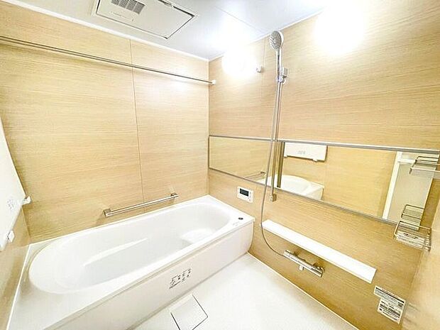 日々の疲れを癒す浴室は、柔らかなデザインでゆとりある広さです。