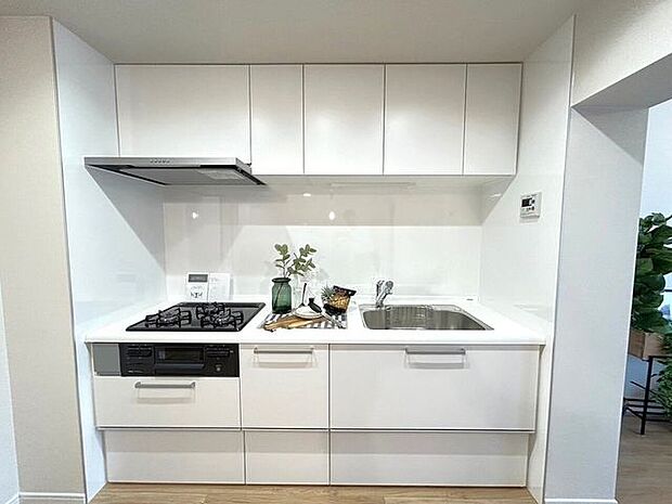 キッチンは室内空間を有効活用可能な壁付けタイプ。