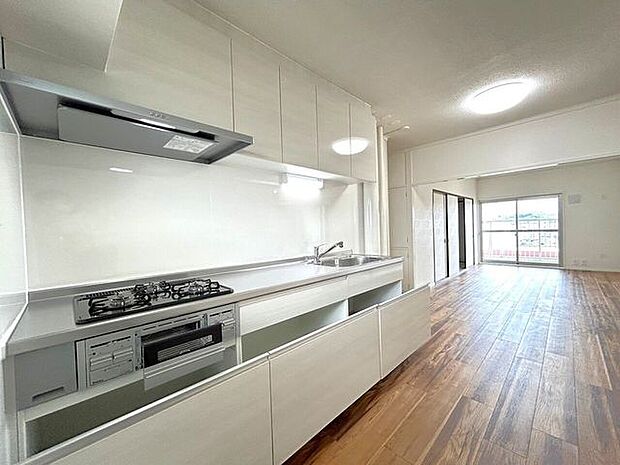 キッチンは室内空間を有効活用可能な壁付けタイプ