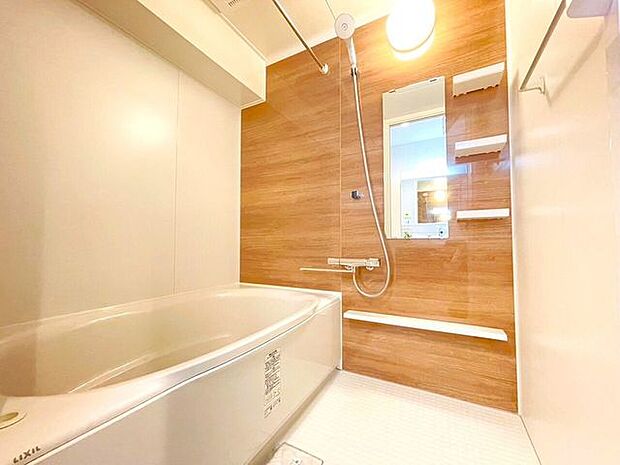 明るい雰囲気の浴室は、ほっと一息つける空間です。