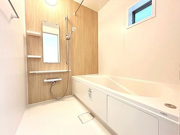 ■□限定1邸□■シンプルで明るい雰囲気の浴室で、ほっと一息つける空間です。
