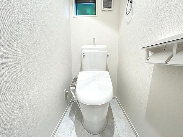 ■□限定1邸□■白を基調とした清潔感のあるトイレ。