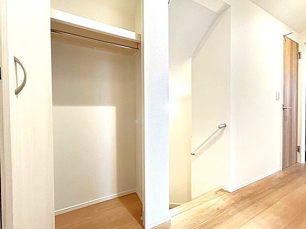 ■□限定1邸□■スペースを有効活用できる廊下収納。部屋の中がスッキリすることで、心地よい居住空間を保つことができます♪