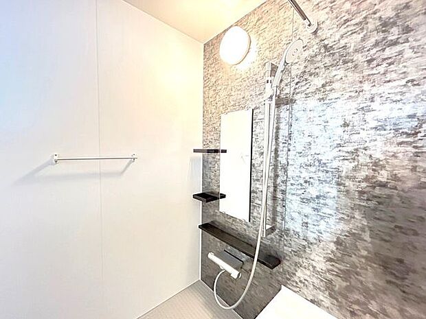 ■□2号棟□■シンプルで明るい雰囲気の浴室で、ほっと一息つける空間です。