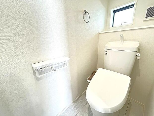 ■□2号棟□■白を基調とした清潔感のあるトイレ。